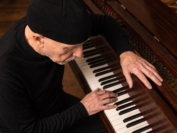Mario Mattia at the piano — where the music unfolds in the moment.